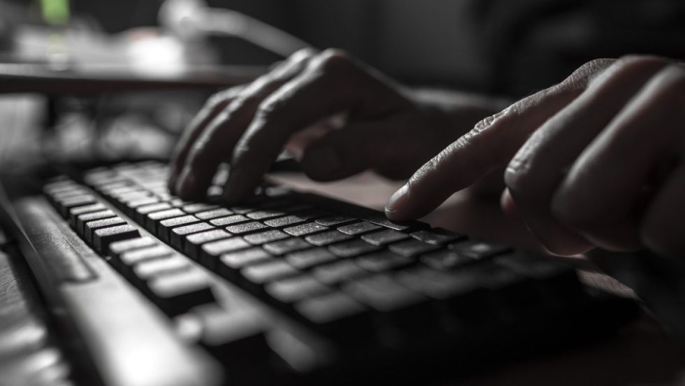 Des mains sur un clavier d'ordinateur