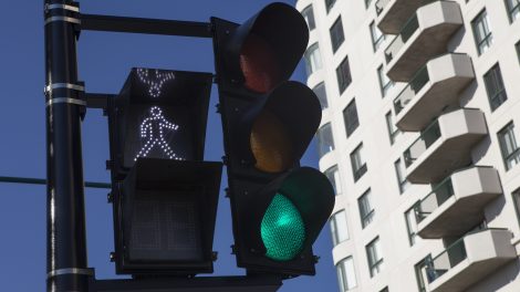 Un feu pour piétons.