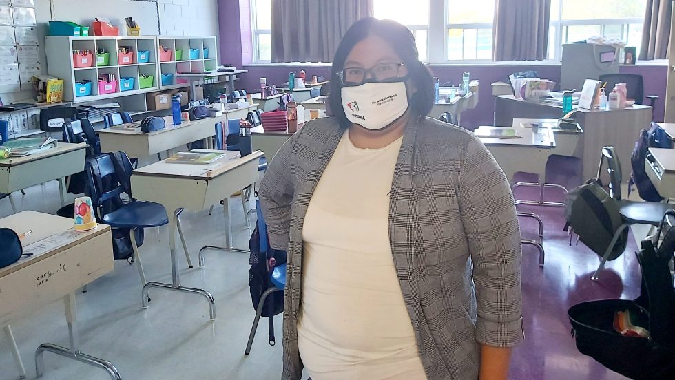 La médiatrice interculturelle d’Anjou pour tous, Sabrina Anger, a distribué les cartes postales aux élèves le premier octobre.