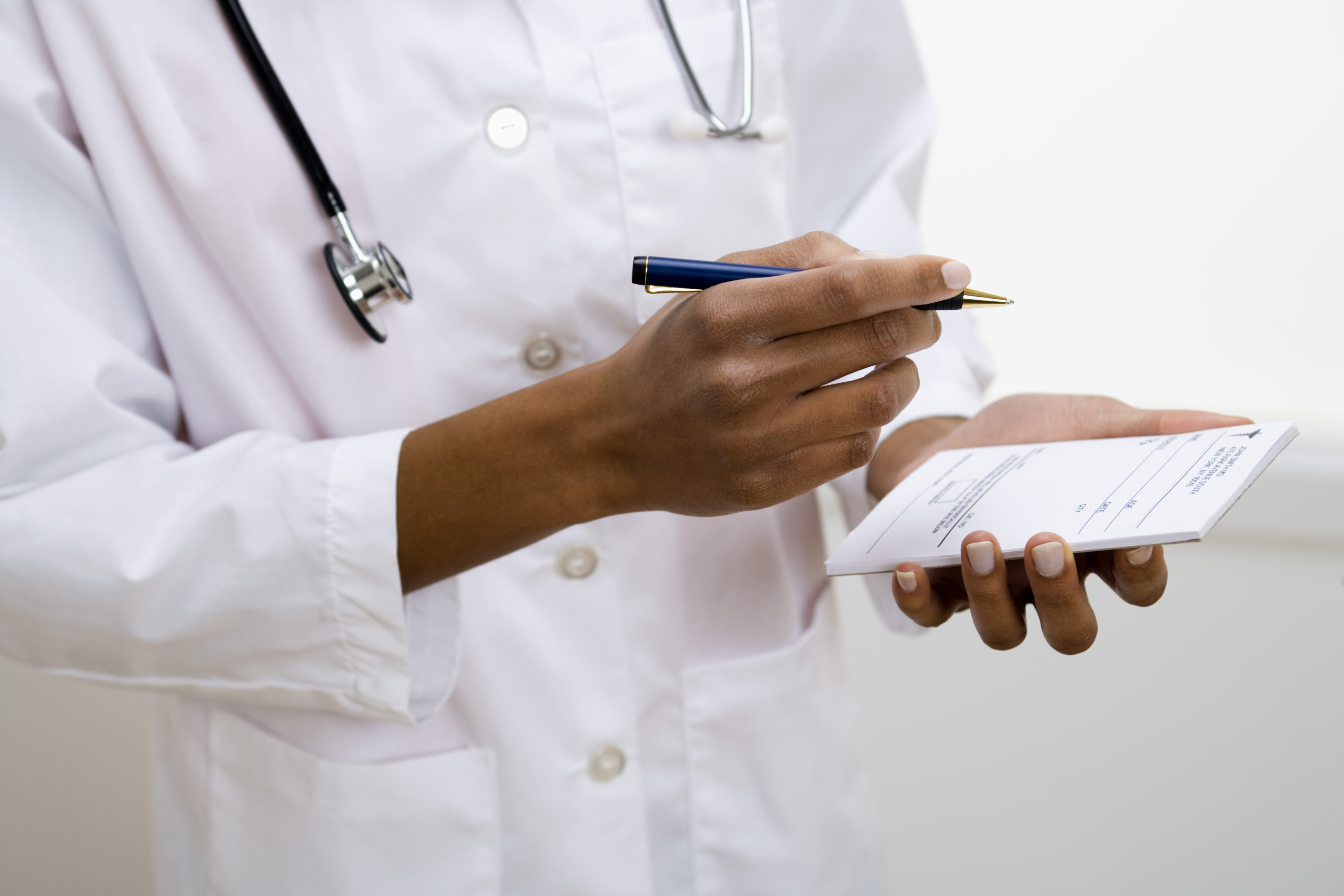 Un médecin donnant une prescription.