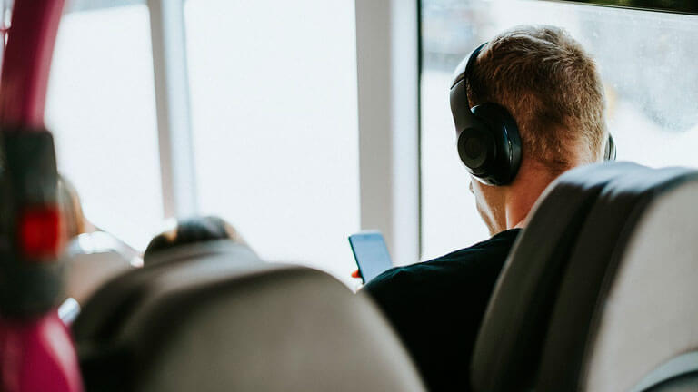 En auto, en métro ou à la maison, les podcasts s’écoutent n’importe quand et n’importe comment! podcast à écouter n'importe où