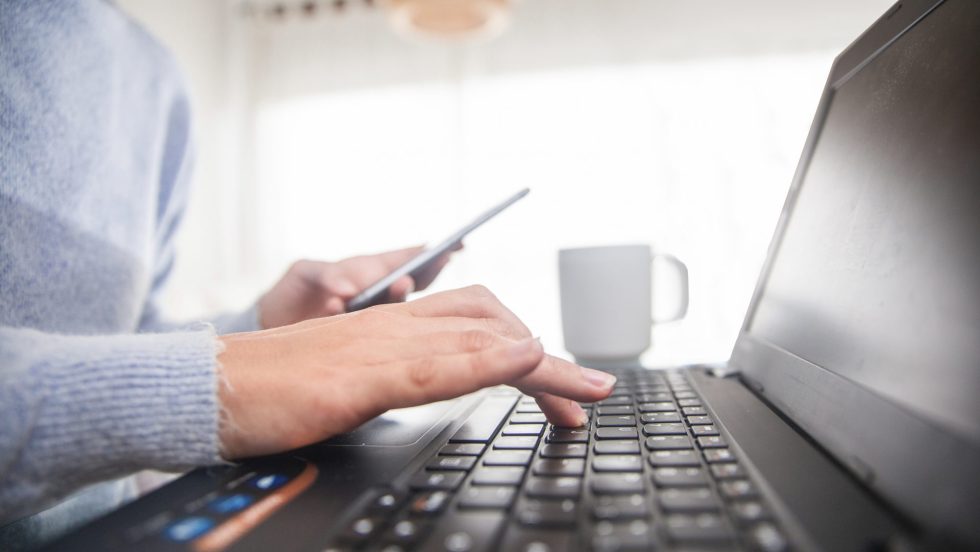 Des mains sur un clavier.