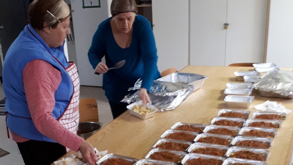 Préparation de portions de macaroni à la viande.