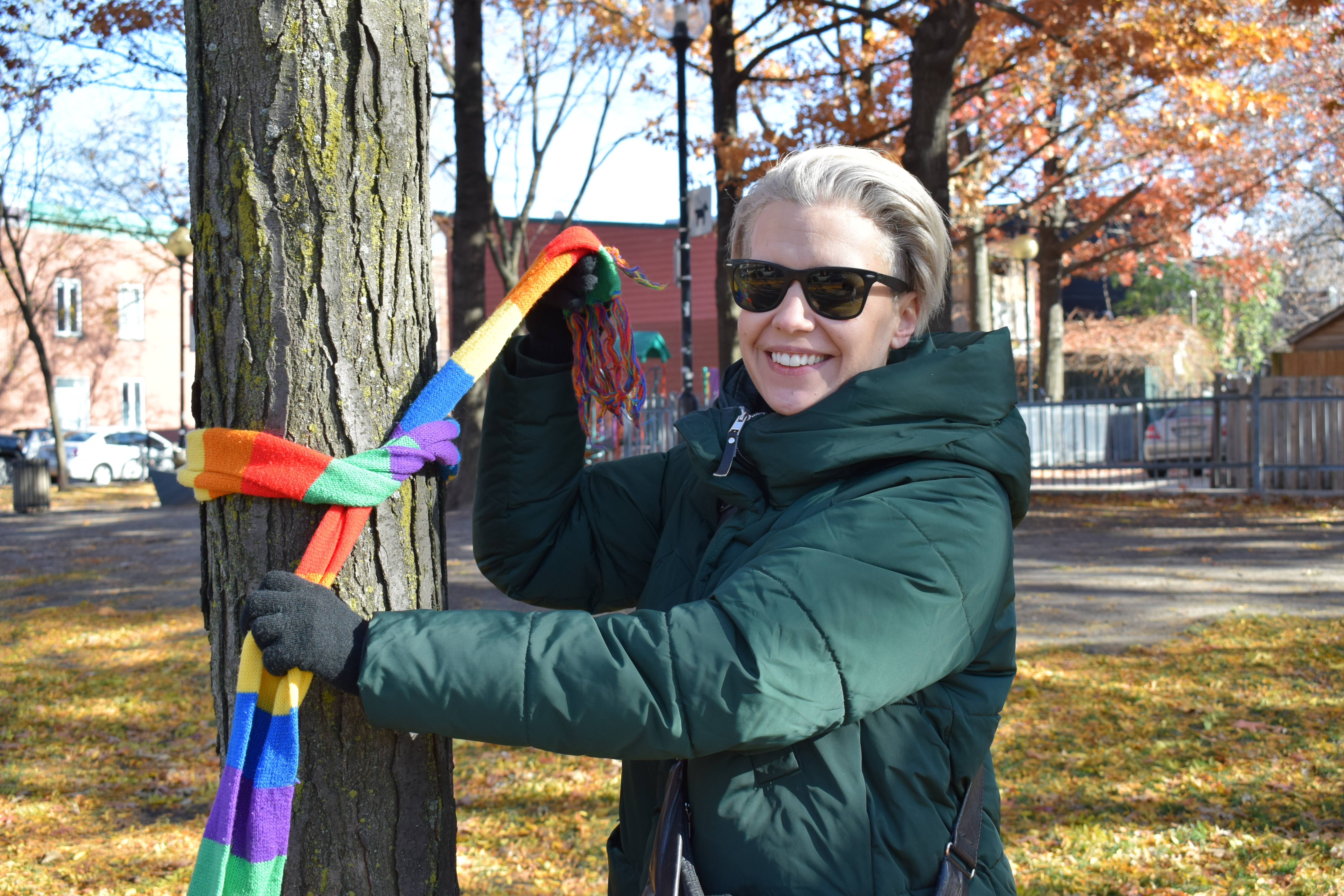 Des couleurs sur le Plateau grâce à des foulards autour des arbres