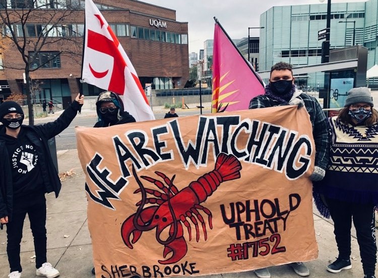 Une banderole représentant un homard est brandie par des manifestants à Montréal