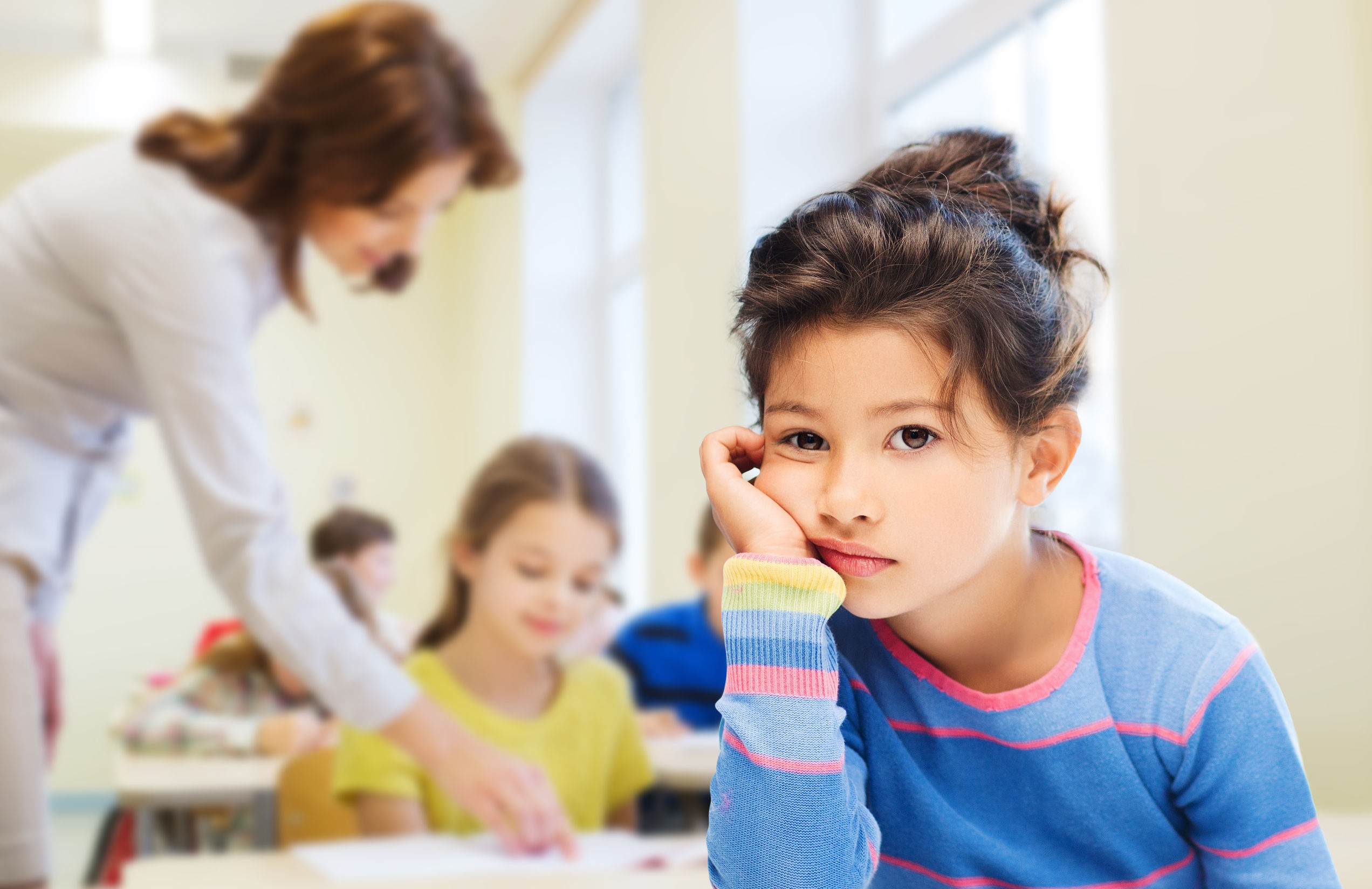 Une élève démotivée sur sa chaise à l'école