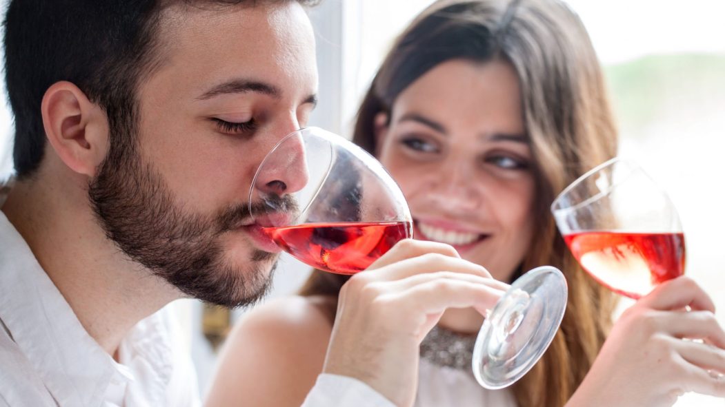 Un homme et une femme boivent un verre de vin