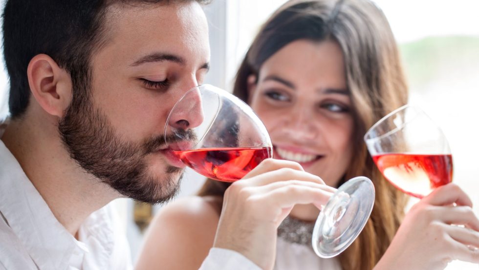 Un homme et une femme boivent un verre de vin