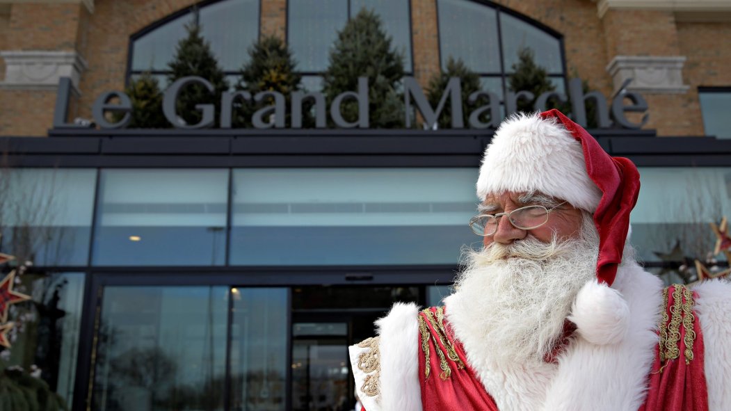 Père Noël devant le Grand marché de Québec