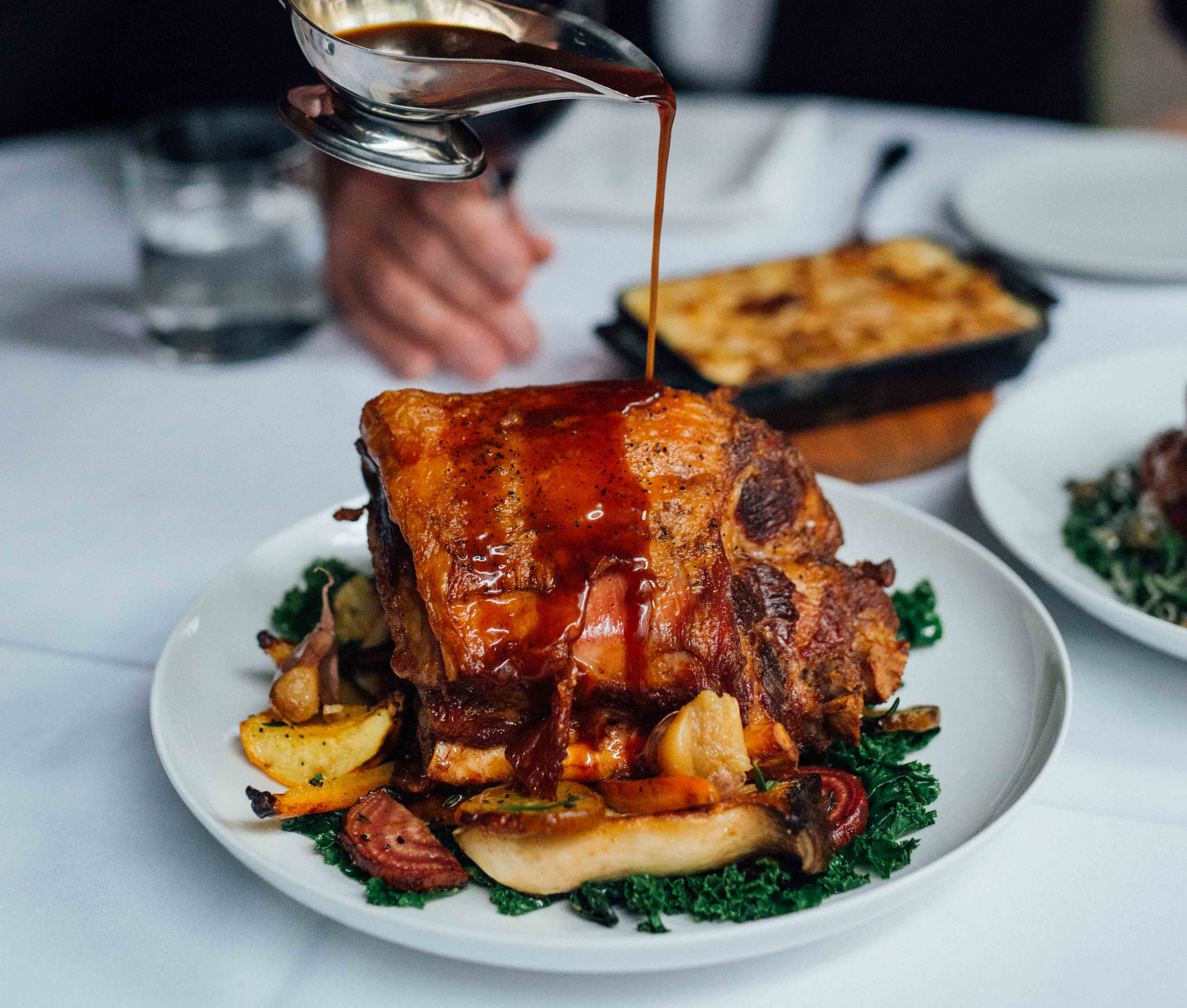 Une pièce de viande cuite où on voit un filet de sauce qui coule