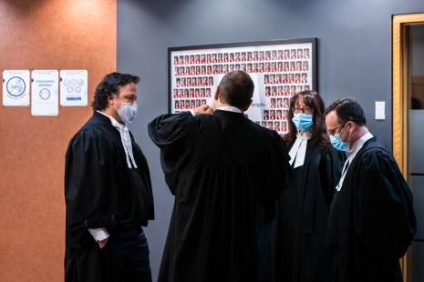 Des avocats discutent dans un corridor du Palais de justice avant le début des audiences sur la contestation de la Loi 21.