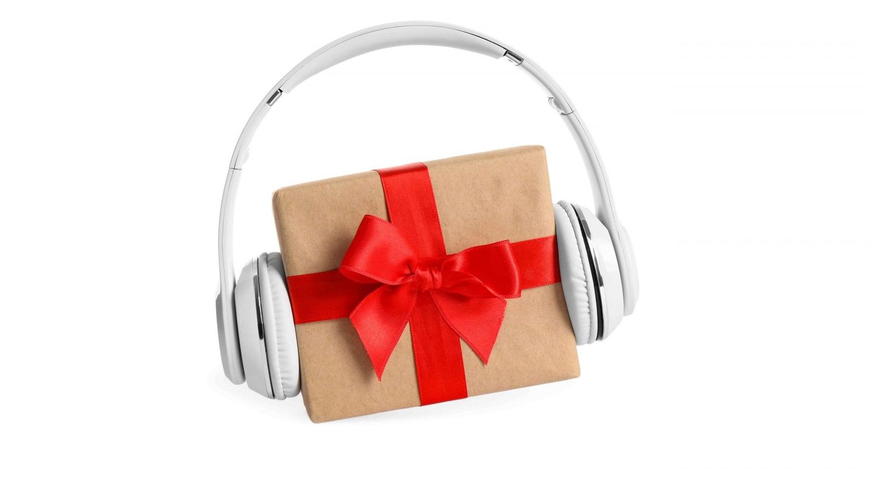 Casque sur boîte cadeau brun avec ruban rouge sur un fond blanc