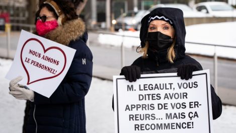Deux femmes manifestent devant le Centre gériatrique Maimonides, le CHSLD le plus infecté à la covid-19 de Montréal.