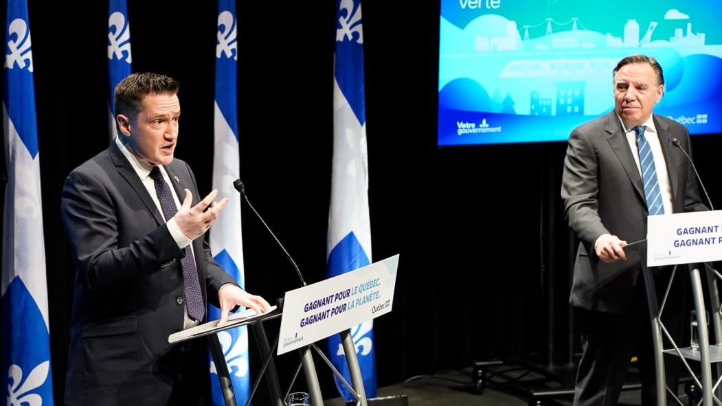 Le ministre de l'Environnement, Benoit Charette, a présenté lundi son «Plan vert» en compagnie du premier ministre François Legault