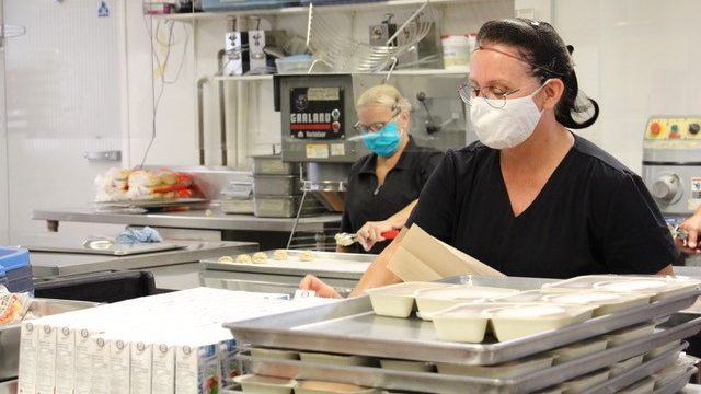 Cuisinière dans une cuisine