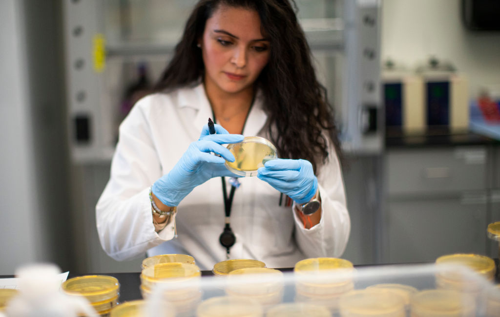 Une femme dans un laboratoire médical