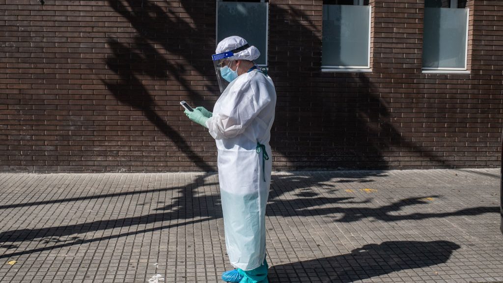 Une employée de soins