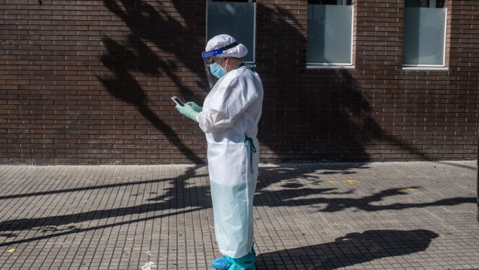 Une employée de soins