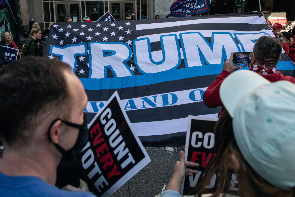 Des Américains manifestent devant des bureaux de dépouillement de votes à Philadelphie.