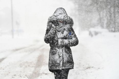 Une jeune femme marche au coeur de l'hiver