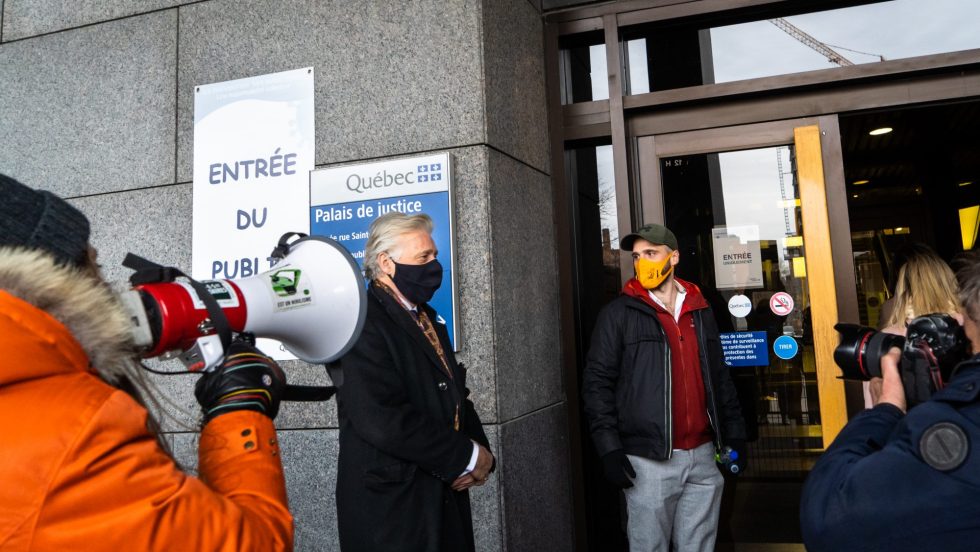 Des militantes ont accueilli Gilbert Rozon à son arrivée au palais de justice de Montréal.