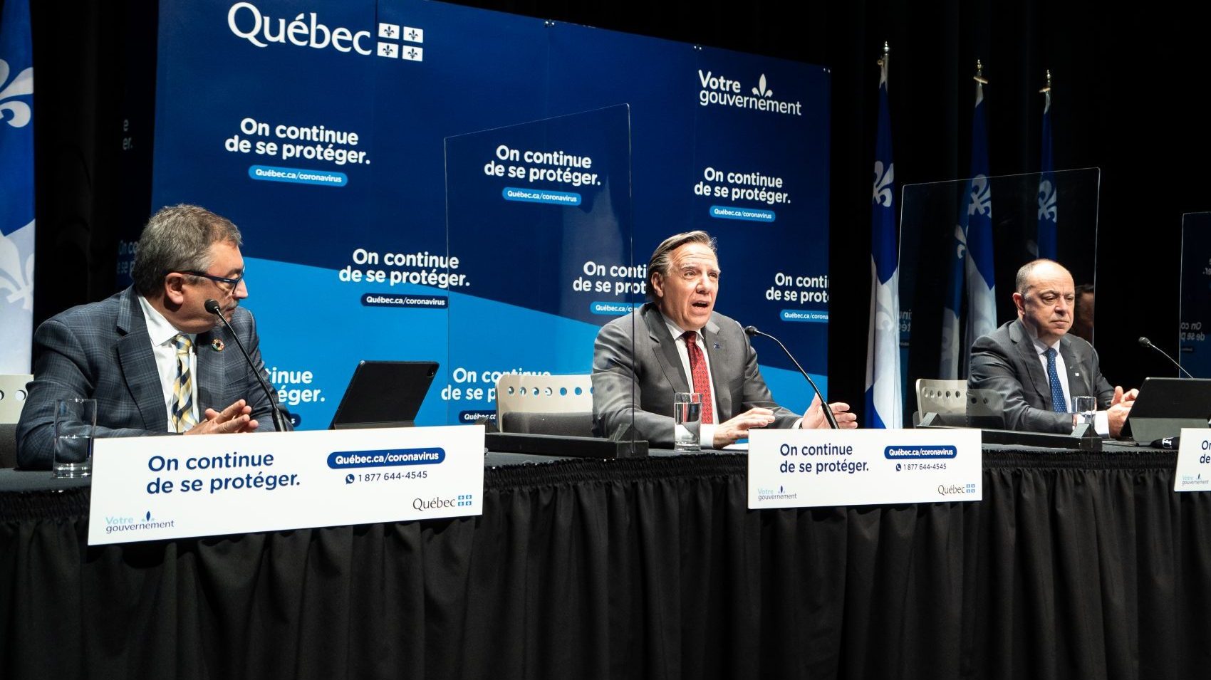 Le Premier ministre François Legault, le Dr Horacio Arruda et le ministre de la santé et des services sociaux Christian Dubé