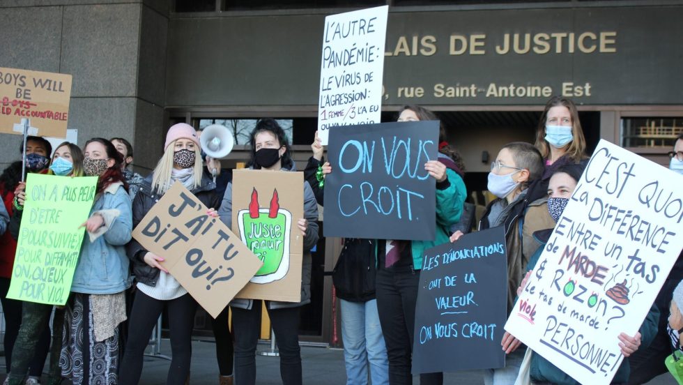 Un groupe de femmes manifeste devant le palais de justice de Montréal lors des plaidoiries finales du procès de Gilbert Rozon, qui a attaqué la fiabilité de la plaignante dans le dossier.