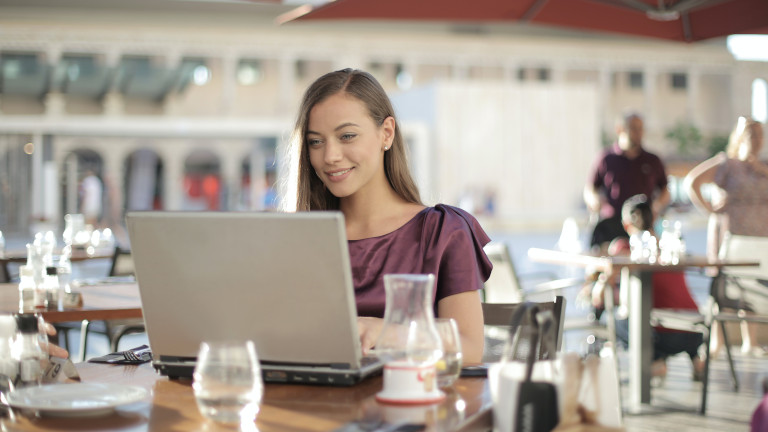 Vous êtes connecté à un Wifi public d’un café? La protection intelligente de Secure Connection vous garde protéger. Kaspersky Secure Connection connexion intelligente wifi public