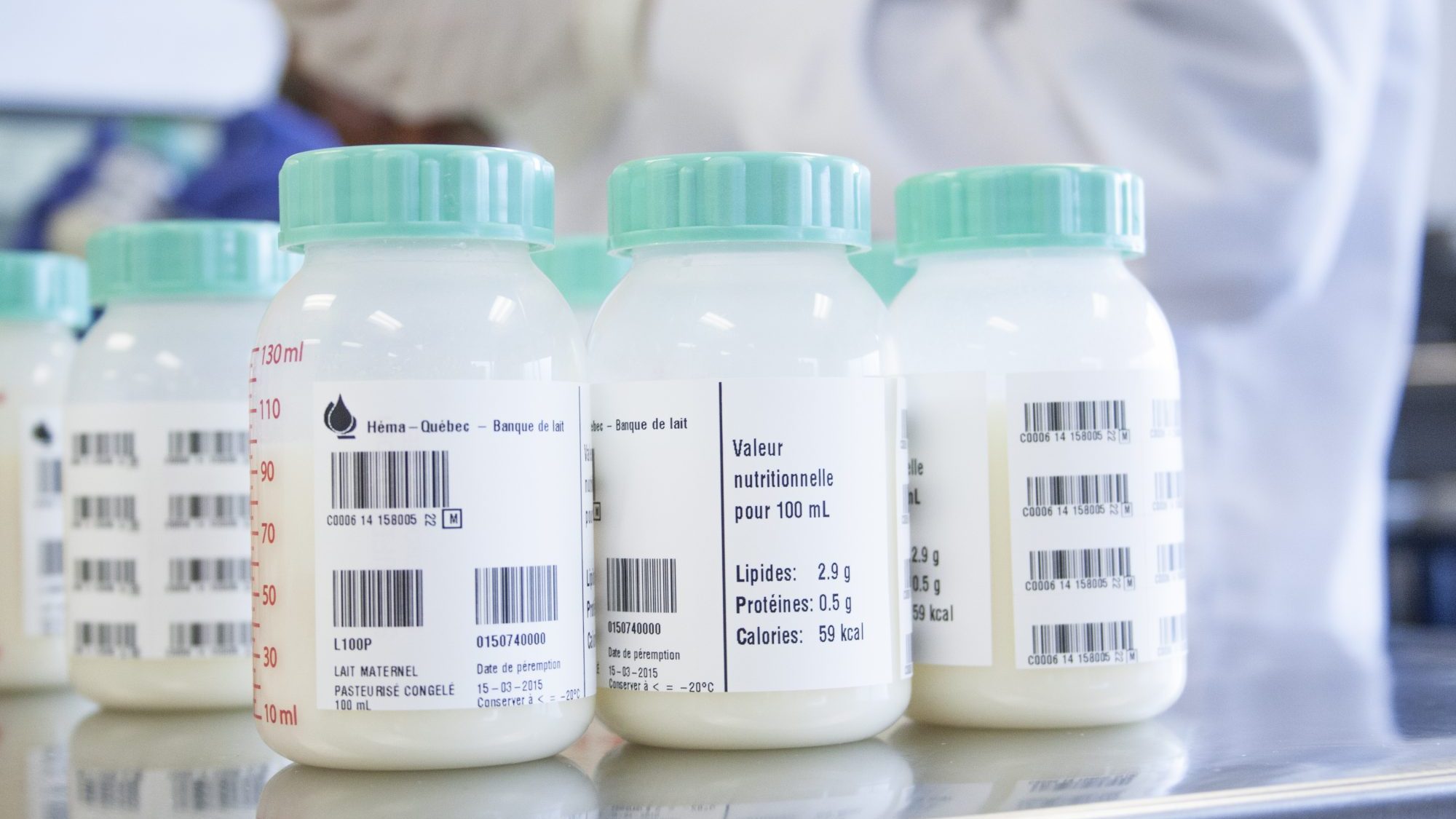 Des échantillons de lait maternel