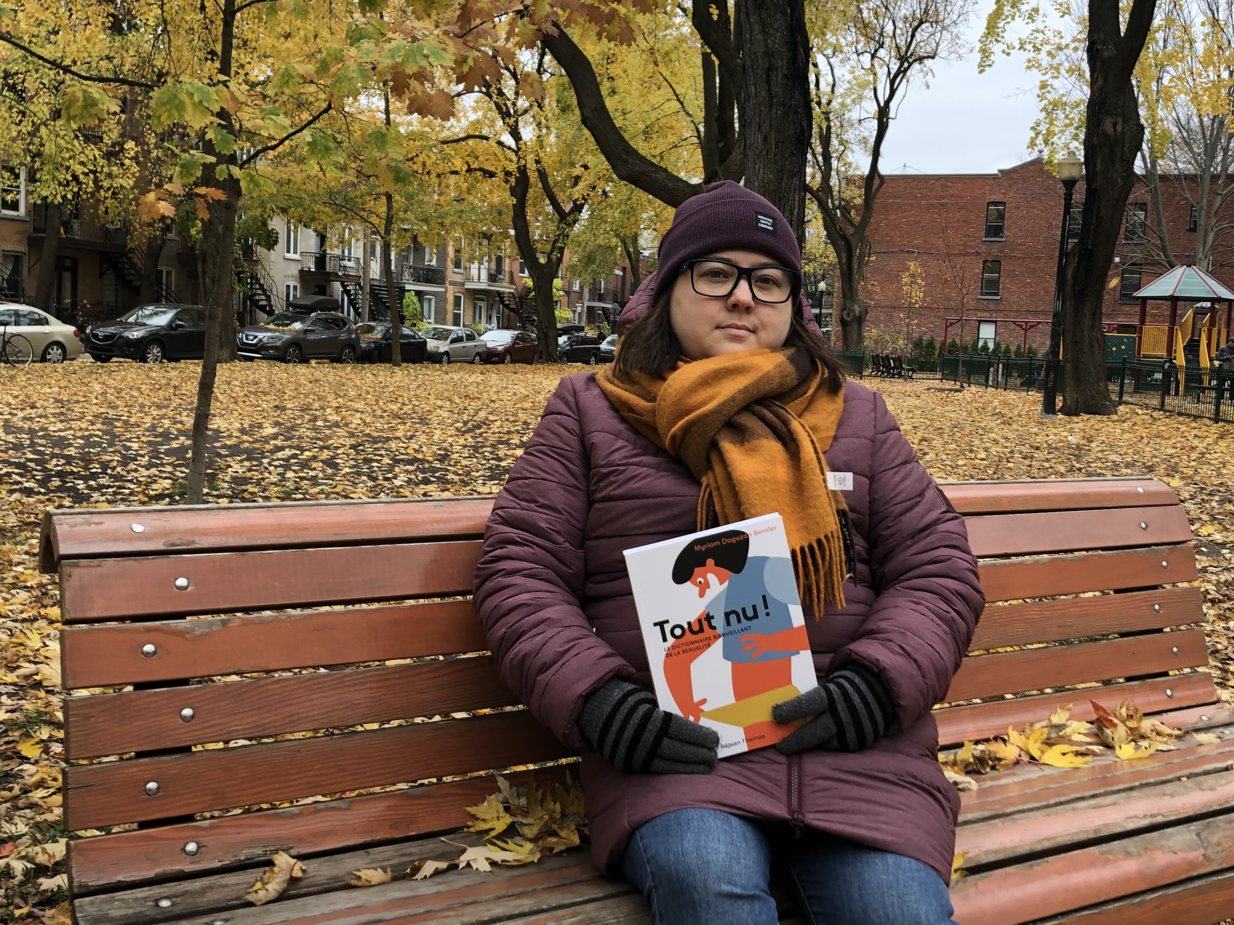 Femme assise sur un banc dans un parc