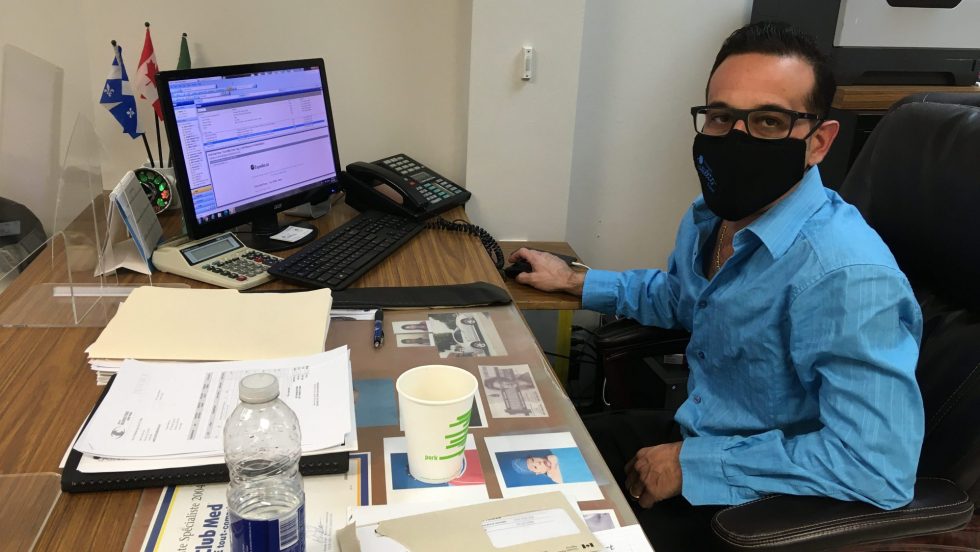 Pat La Villa à son bureau.