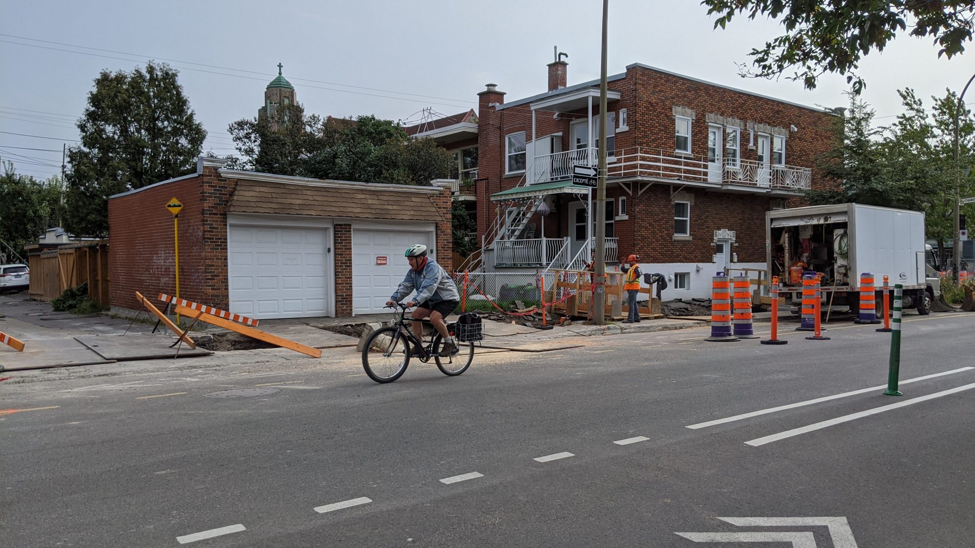 Le REV de Bellechasse Rosemont est stationnement