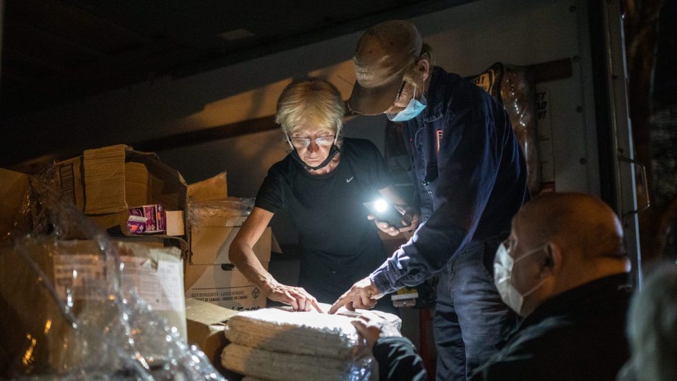 Personnes camions aide alimentaire