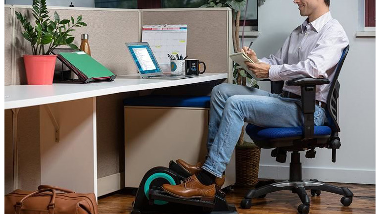 Le Cubii Jr se glisse facilement en dessous d’un bureau de travail ou devant le sofa à la maison. Cubii jr elliptique bureau