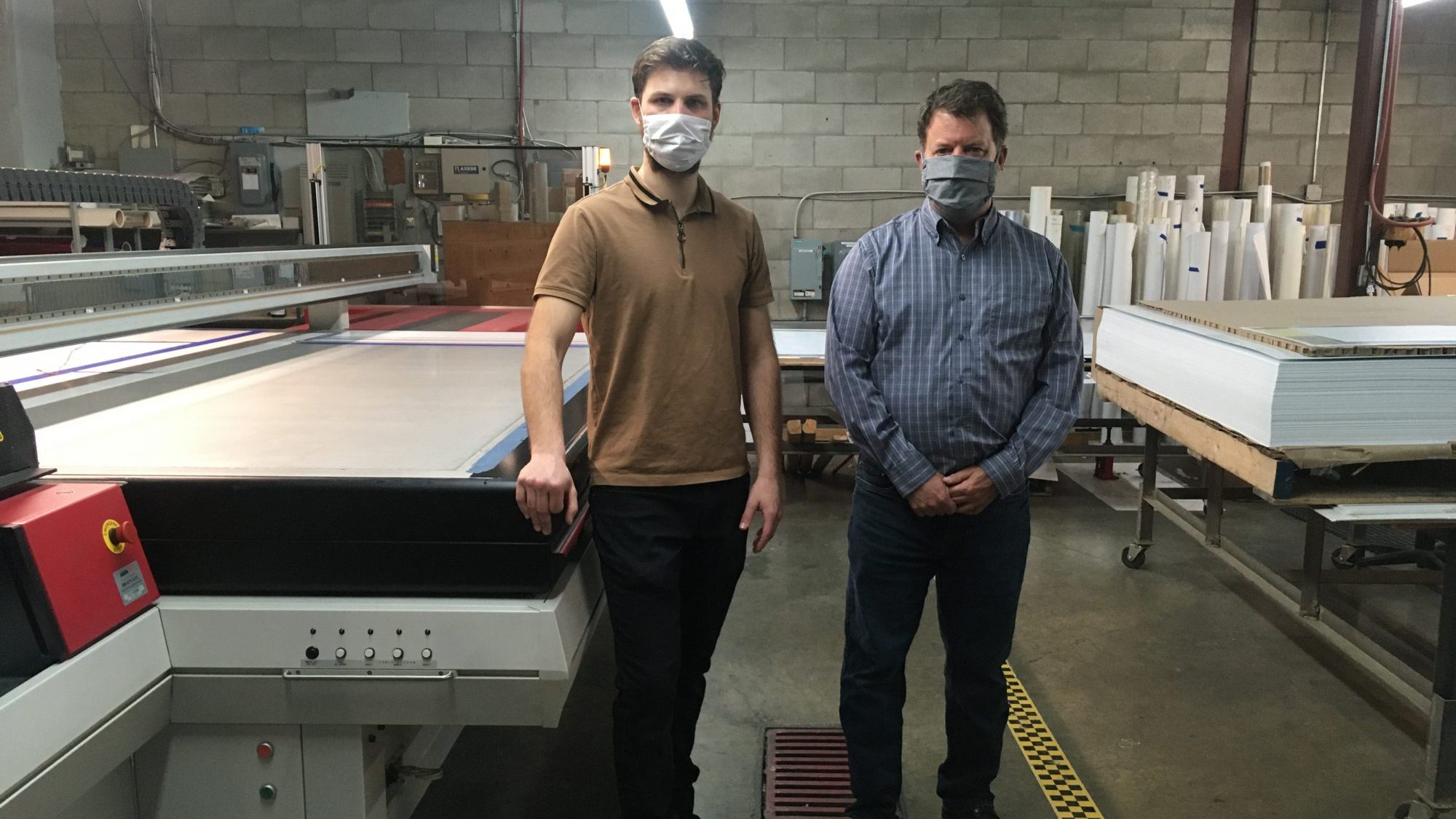 Nicolas et Bruno Laverdière dans l'atelier d'impression.