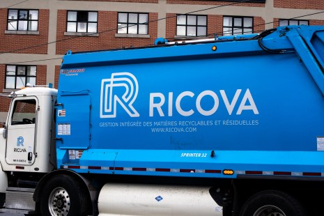 Un camion de collecte de matières recyclables de la compagnie Ricova.