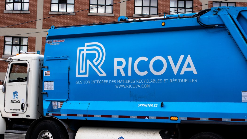 Un camion de collecte de matières recyclables de la compagnie Ricova.