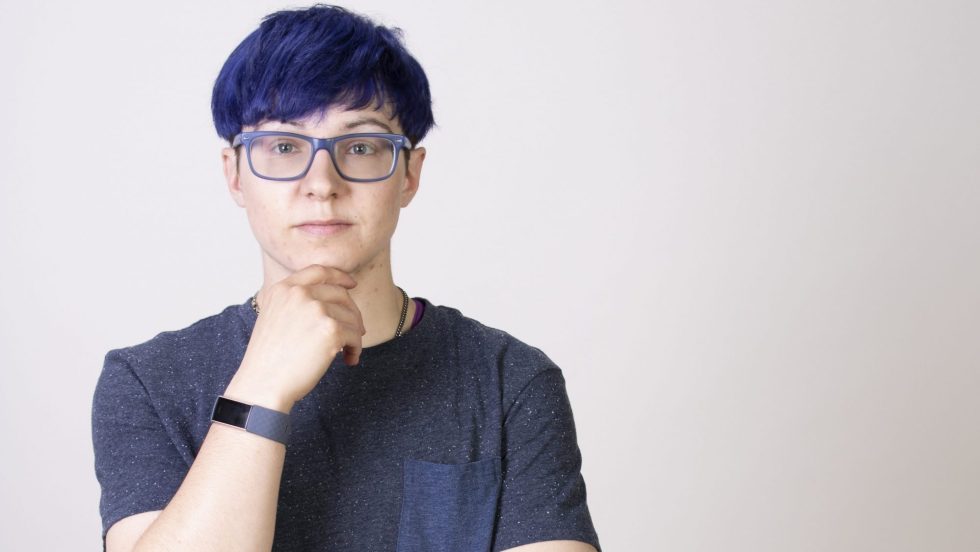 Visage et buste de Alexe Frédéric Migneault, personne non-binaire qui refuse de dévoiler son genre.