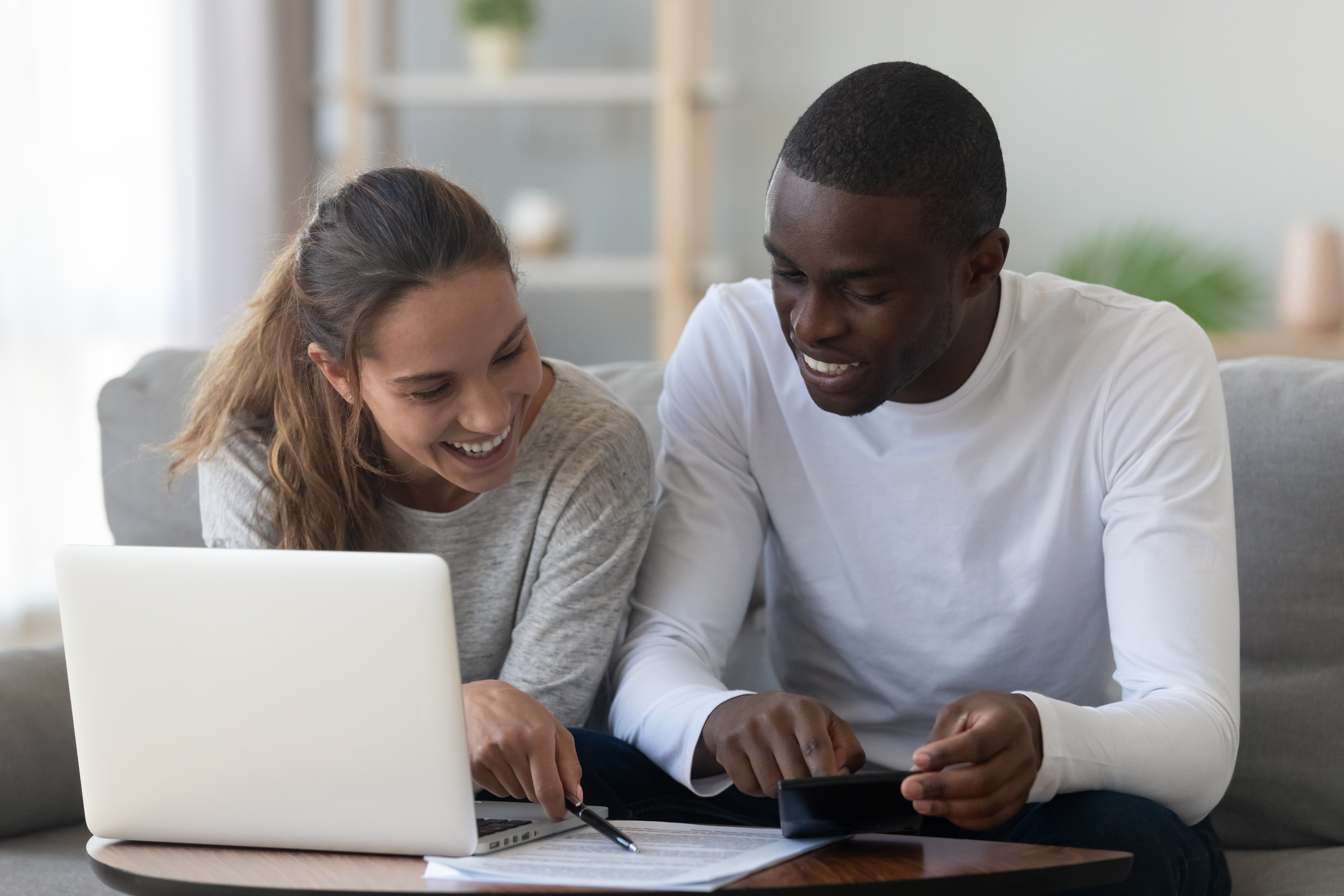 Finances personnelles: Couple faisant son budget