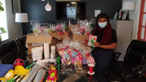 Des dizaines de bénévoles ont emballé les cadeaux dans le respect des mesures sanitaires.
