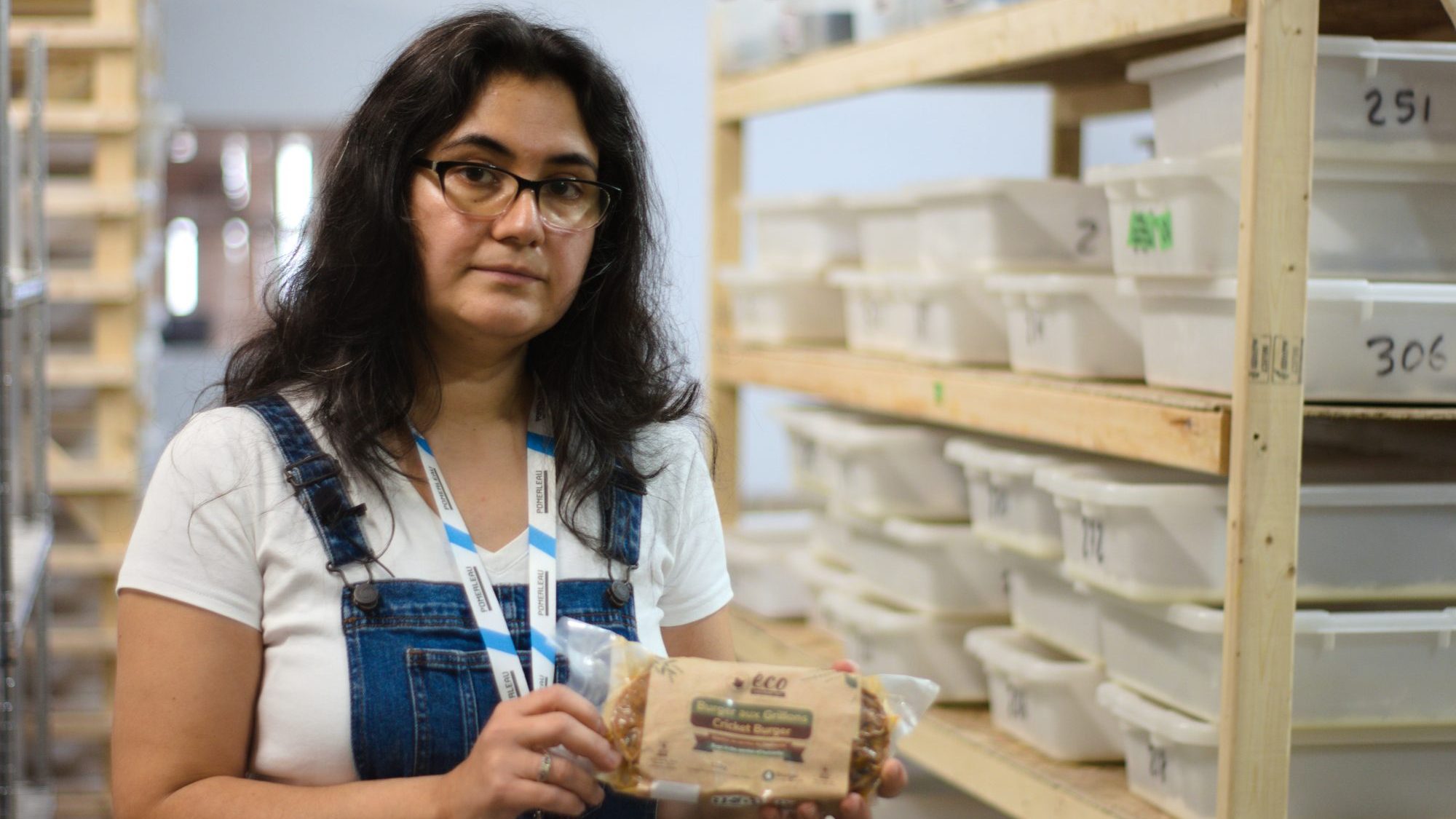 Sandra Barreto Sarmiento montre les burger de Éco-Protéine.