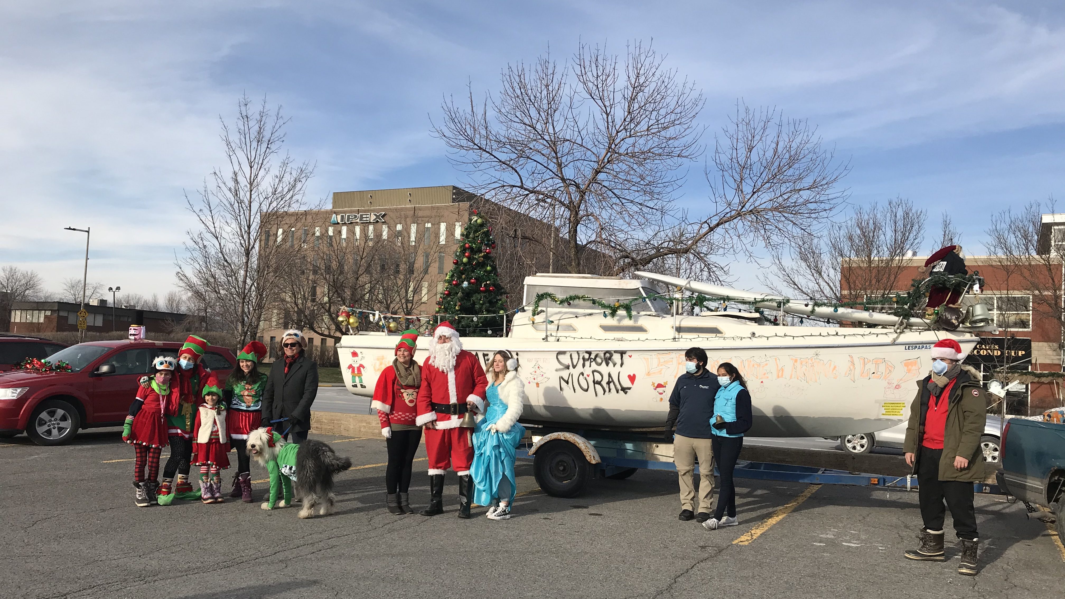 Des bénévoles ont lancé la parade du père Noël.