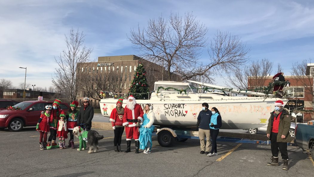 Des bénévoles ont lancé la parade du père Noël.