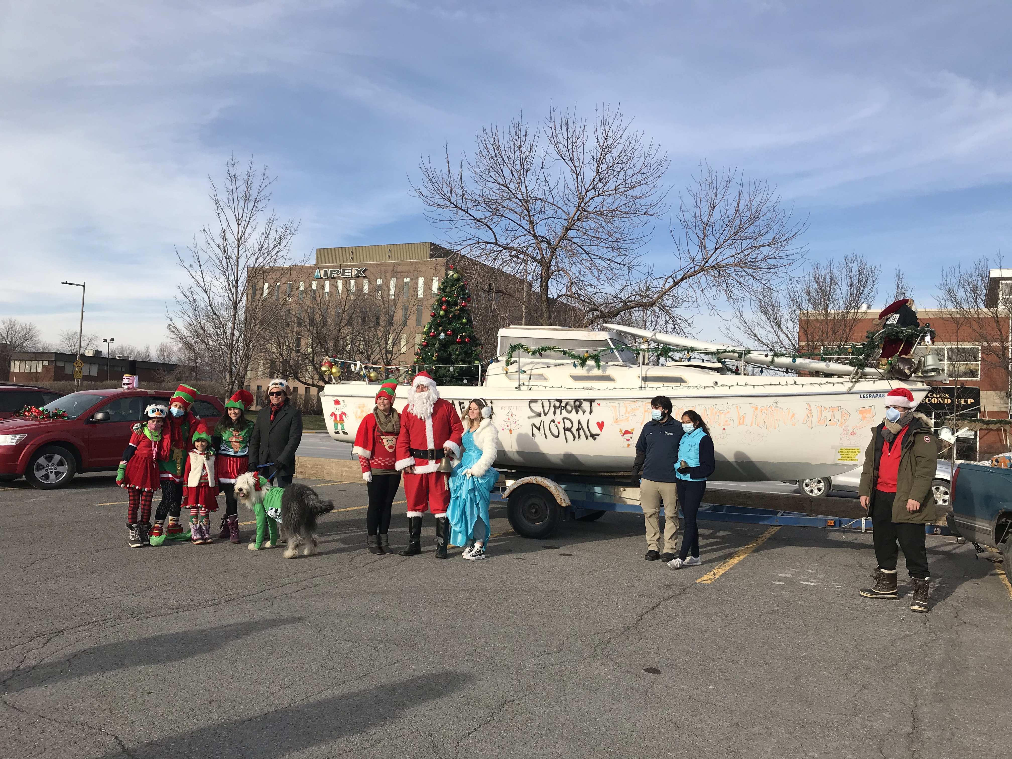 Des bénévoles ont lancé la parade du père Noël.