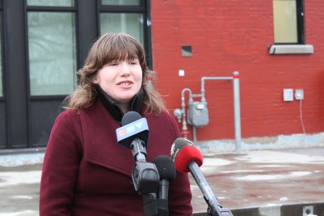 Annalisa Harris poursuit Valérie Plante