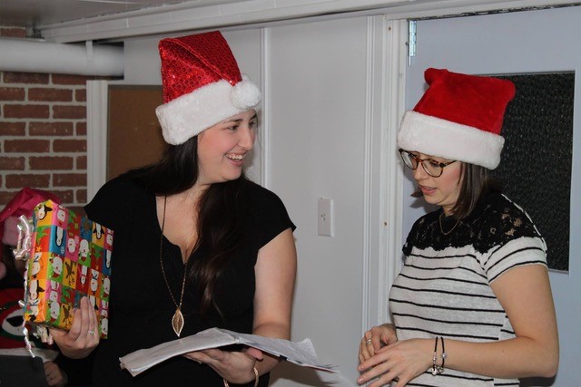 Les mères Noël distribuent des cadeaux aux enfants de famille défavorisée.