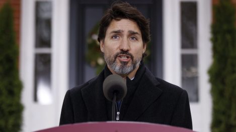 Le premier ministre du Canada Justin Trudeau devant l'entrée de Rideau Cottage lors d'un point de presse sur le coronavirus.