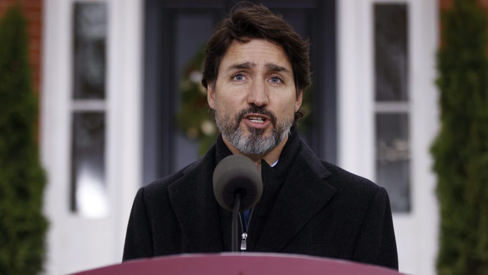Le premier ministre du Canada Justin Trudeau devant l'entrée de Rideau Cottage lors d'un point de presse sur le coronavirus.