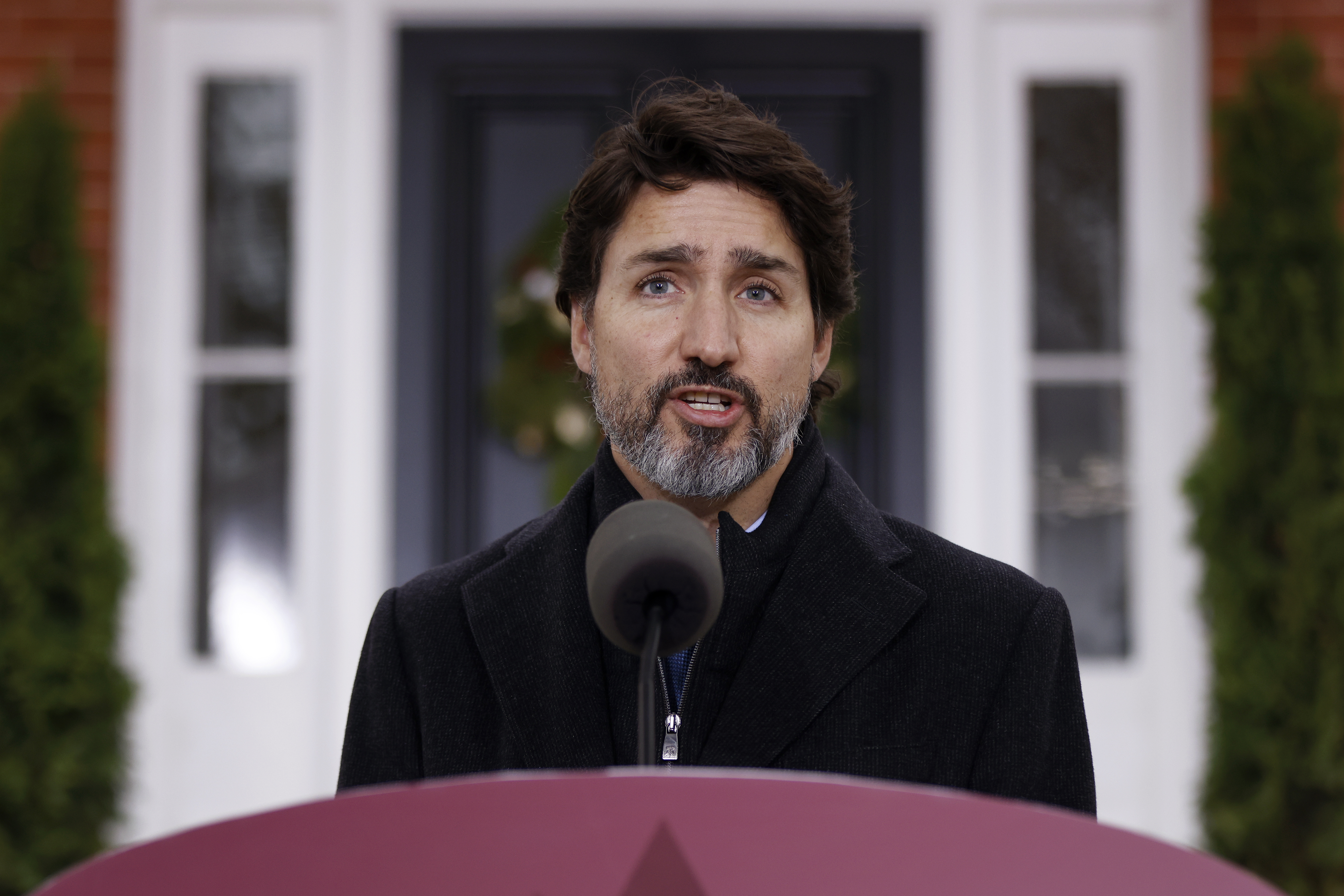 Le premier ministre du Canada Justin Trudeau devant l'entrée de Rideau Cottage lors d'un point de presse sur le coronavirus.
