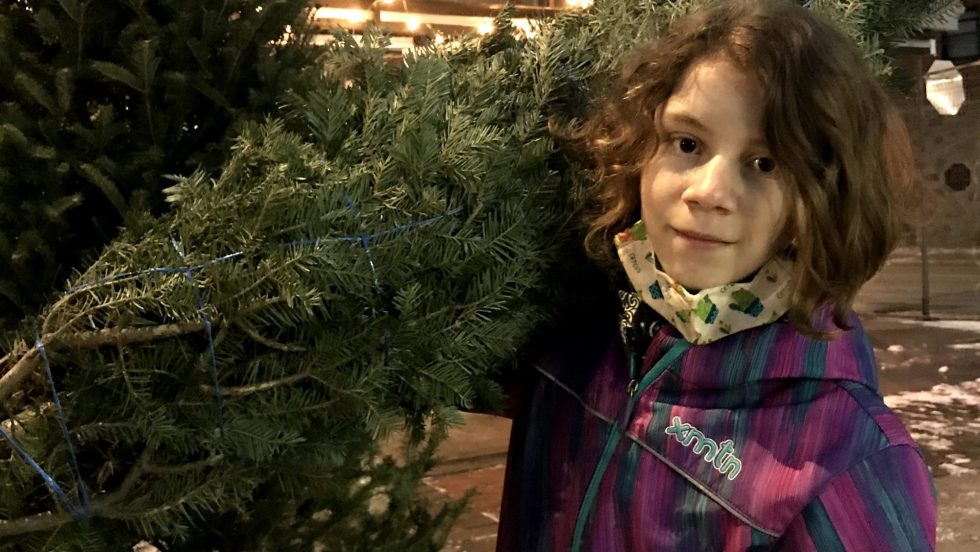 La bénévole Cynthia Grenon, âgée de 13 ans, lors de la vente de sapins à Lachine